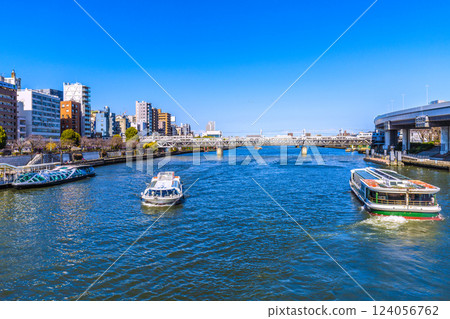 A rare view of the Tokyo cityscape in Japan. Three ships, including the Emeraldas, Ajisai (center), and Dokan, lined up together, with the Spacia X express train in the far right. 124056762