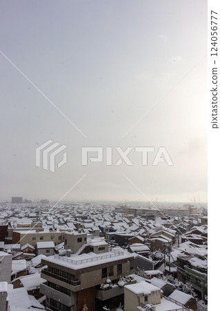 A morning in a snow-covered town [looking towards Nakagawa-cho, Takaoka City, Toyama Prefecture] 124056777