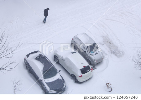 Parked cars covered with snow. Snowy day. Bad weather in the city 124057240