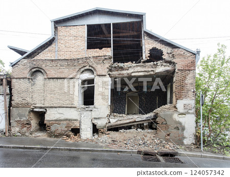 old house, abandoned house 124057342