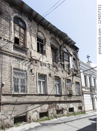 old house, abandoned house old house, abandoned house 124057351