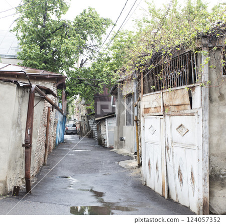 old house, abandoned house 124057352