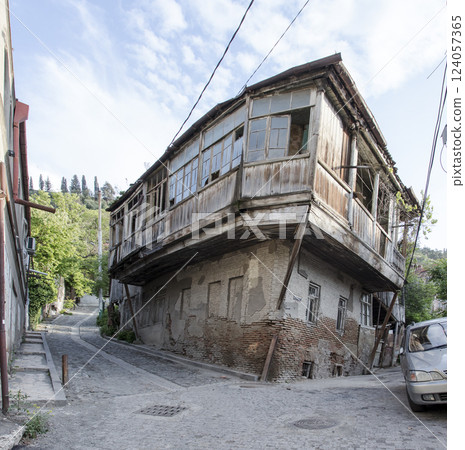 old house, abandoned house 124057365