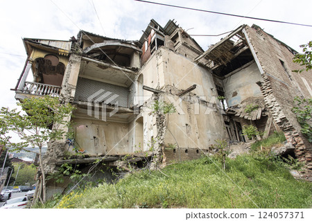 old house, abandoned house 124057371
