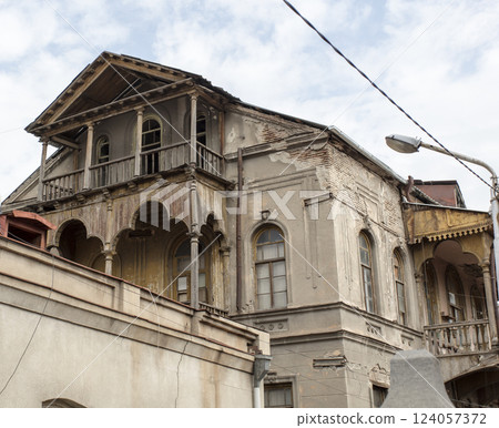 old house, abandoned house 124057372