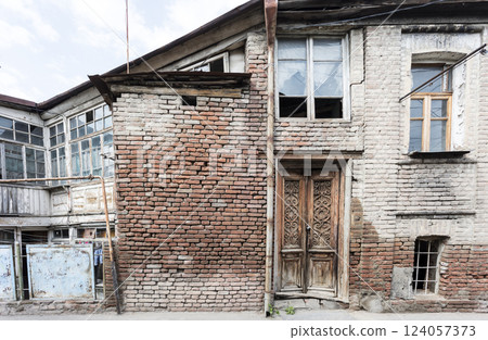 old house, abandoned house 124057373