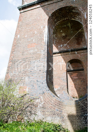 倫敦南部烏斯河谷一座歷史悠久的磚塊高架橋墩，橋墩上有橢圓形的洞 124058245