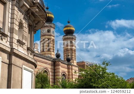 Budapest, Hungary, August 30, 2022. The facade of the synagogue, the largest in Europe. Beautiful summer day. Three-quarter view. 124059212