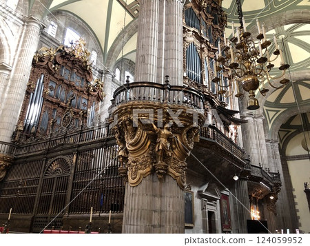 Mexico City, Mexico - 11.13.2019: Finishing of columns of the Cathedral of the Dormition of the Blessed Virgin Mary 124059952