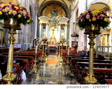 Mexico City, Mexico - 11.13.2019: The main iconostasis in the interior of the Cathedral of the Assumption of the Blessed Virgin Mary 124059977
