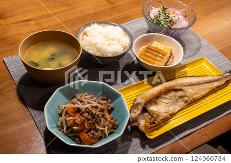 擺滿烤魚和日式小菜的餐桌 擺滿烤魚和日式小菜的餐桌 124060784