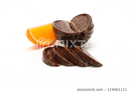白色背景下的橘色巧克力 124061111