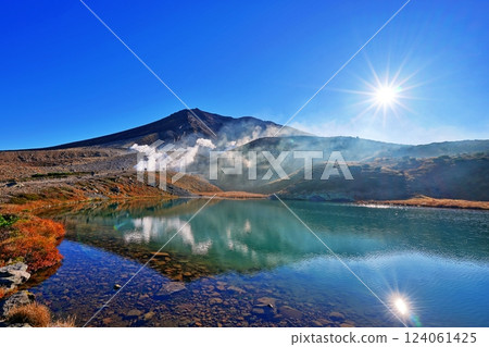 秋季大雪山連峰:旭岳日出與姿見池 秋季大雪山連峰:旭岳日出與姿見池 124061425
