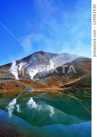 Mount Asahi and Sugatami Pond in the Daisetsuzan mountain range 124061430