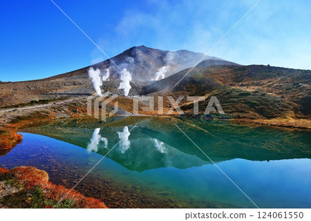 大雪山山脈的秋天:朝日岳與姿見池 大雪山山脈的秋天:朝日岳與姿見池 124061550