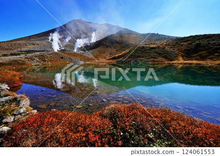 Autumn in the Daisetsuzan mountain range: Mount Asahi and Sugatami Pond 124061553