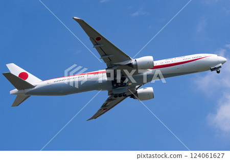 Government plane B777 takes off and ascends 124061627