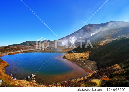 The Daisetsuzan mountain range on a clear autumn day: Mount Asahi and Sugatami Pond 124062301