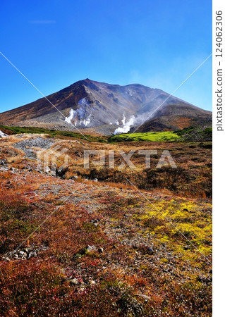Asahidake and hiking trails in the Daisetsu Mountains, Hokkaido 124062306