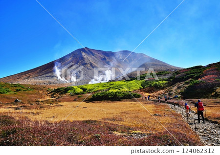 Asahidake and hiking trails in the Daisetsu Mountains, Hokkaido 124062312