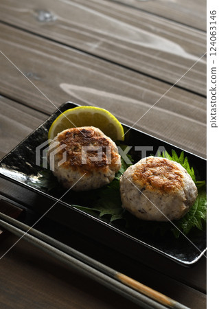 Lotus root rice cake 124063146