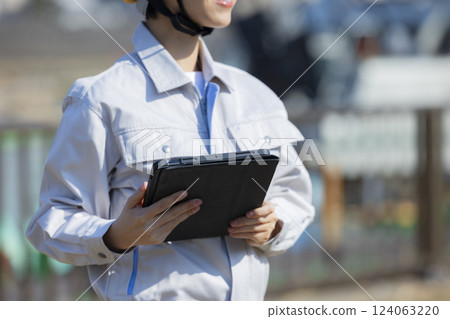 建築工地上穿著工作服的女人 124063220
