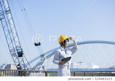 建築工地上穿著工作服的女人 124063223