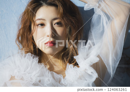 穿著薄紗上衣的年輕女子 124063261