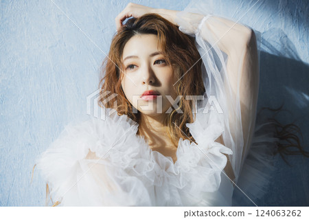 Young woman wearing a tulle top 124063262