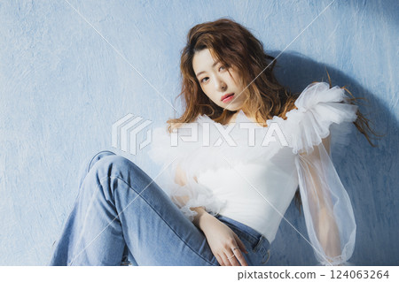 穿著薄紗上衣的年輕女子 124063264