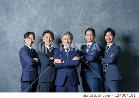 多個穿西裝的商人 124064191