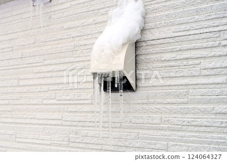 “住宅”外牆插座上的“冰柱” 124064327