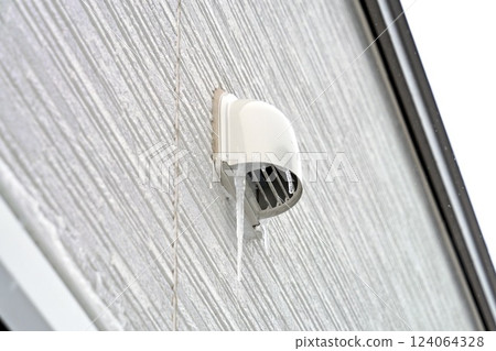 “房子”外牆通風口上的“冰柱” 124064328