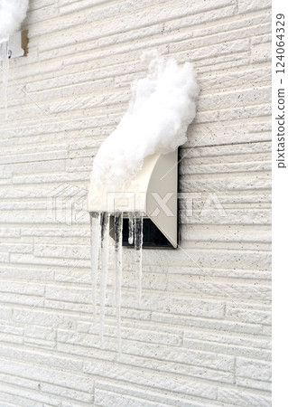 “住宅”外牆插座上的“冰柱” “住宅”外牆插座上的“冰柱” 124064329