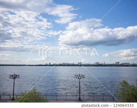 [Ukraine] A view of the vast Dnieper River from the heights of eastern Dnipro 124064333
