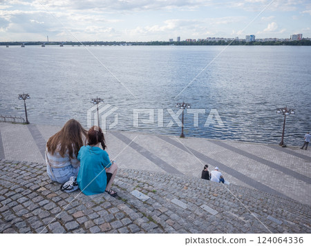 [烏克蘭] 一名市民坐在第聶伯羅彼得羅夫斯克東部河床的石階上，寬闊的河流在遠處延伸。 124064336