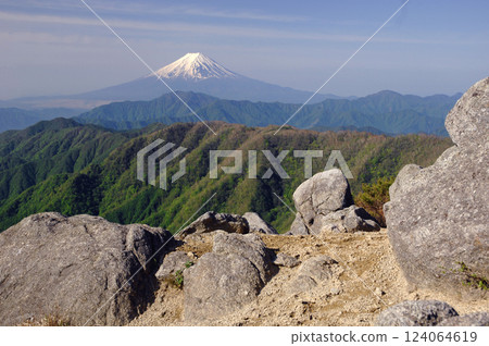 從白谷小丸看岩石和山脈背後的富士山 124064619