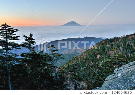 黎明時分從國紫山望去的遠處富士山 124064620