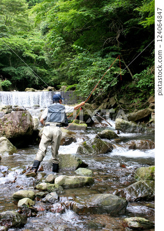 在西伊豆仁科川源頭進行飛蠅釣 在西伊豆仁科川源頭進行飛蠅釣 124064847