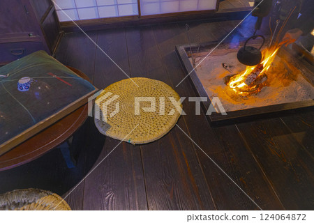 照片中,一名男子的手正看著一座充滿氛圍的老房子壁爐裡的火 照片中,一名男子的手正看著一座充滿氛圍的老房子壁爐裡的火 124064872