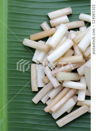 Fresh lotus rootlet on banana leaf Fresh lotus rootlet on banana leaf 124065101