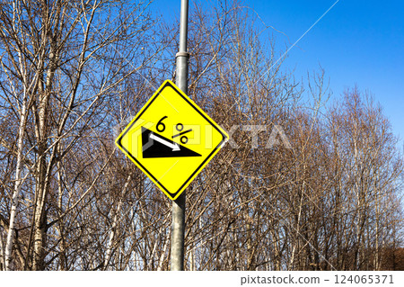 標有 6 度下坡標誌的風景 124065371