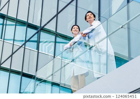 Medical professionals having a meeting Photo cooperation "LINK FOREST" 124065451