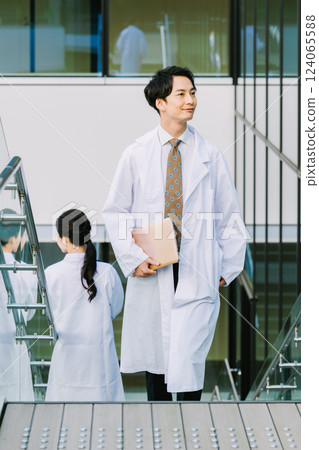 在醫院工作的年輕男女醫生。 124065588