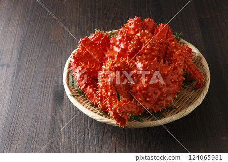Boiled Hanasaki Crab with Wood Grain Bag Boiled Hanasaki Crab with Wood Grain Bag 124065981