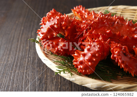 Boiled Hanasaki Crab with Wood Grain Bag 124065982