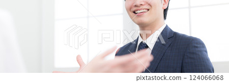 Banner with an image of a young salesman explaining something to a customer 124066068