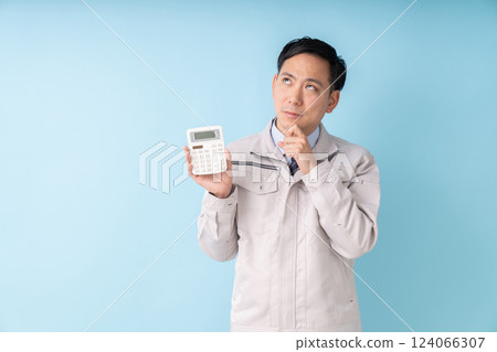 Man holding calculator, business, work clothes, trouble 124066307
