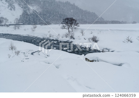 Snowy River e-2 Low saturation, high contrast 124066359