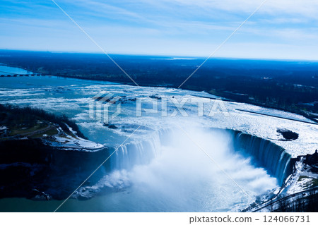 瀑布和藍天的全景 124066731